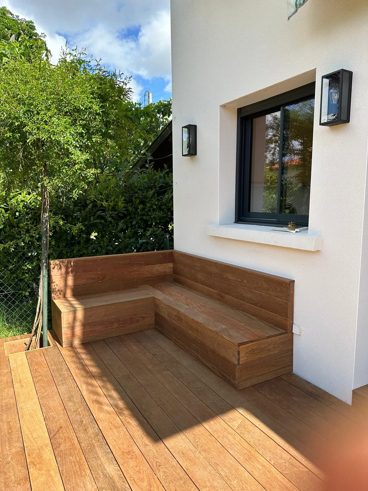 Realisation d'un salon de jardin fixe en bois sur terrasse bois par mea Créations
