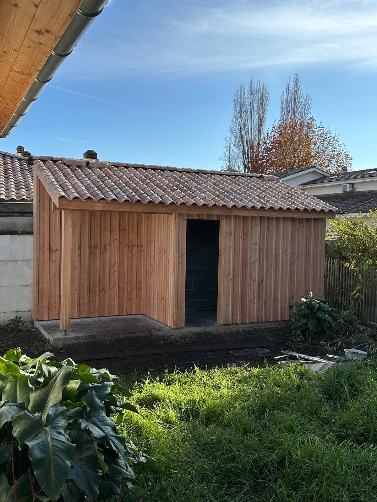 realisation d'un abris de jardin en pin des landes local par mea créations