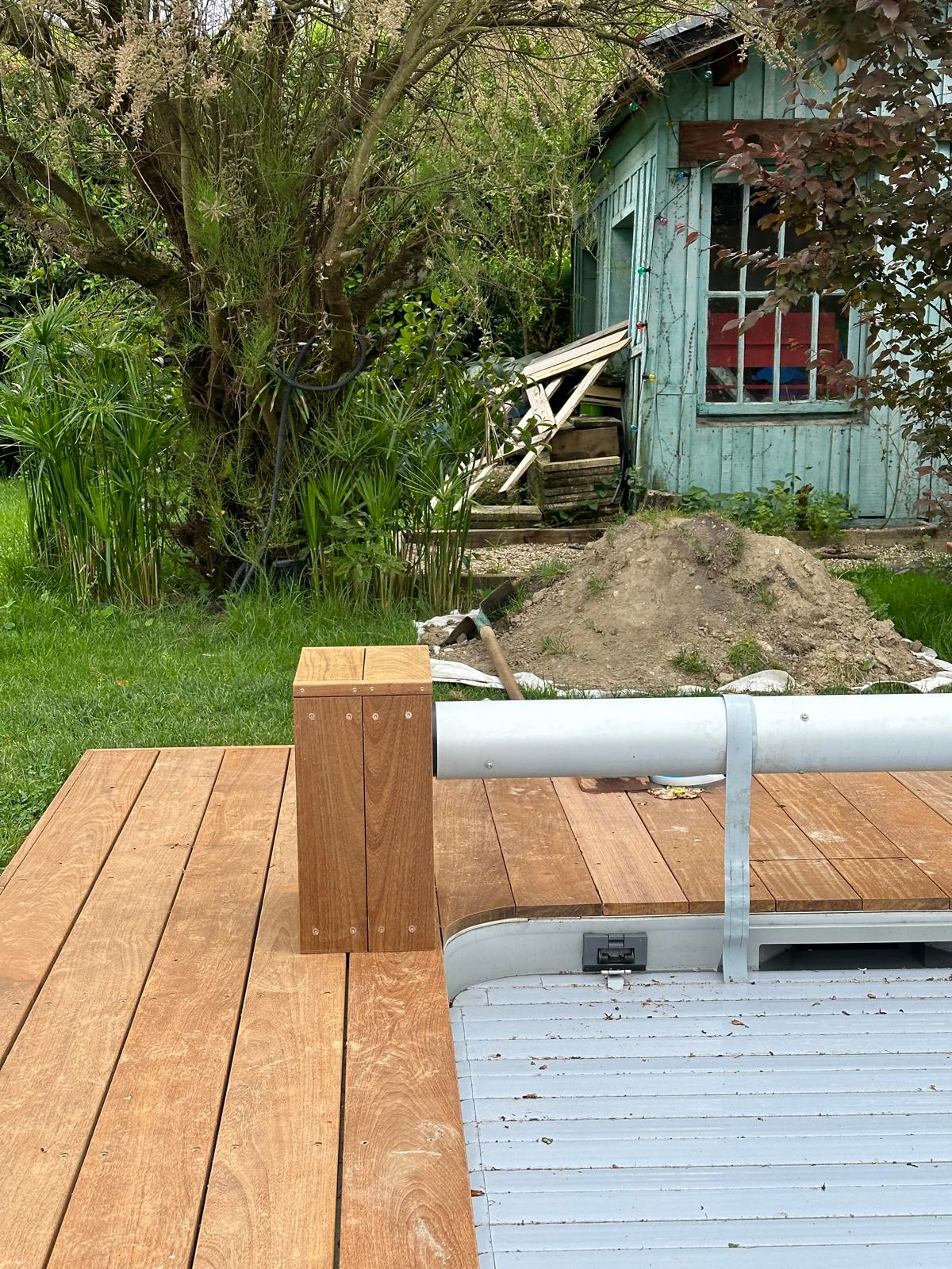 Aménagement en bois autour d'une piscine réalisé par Mea Créations
