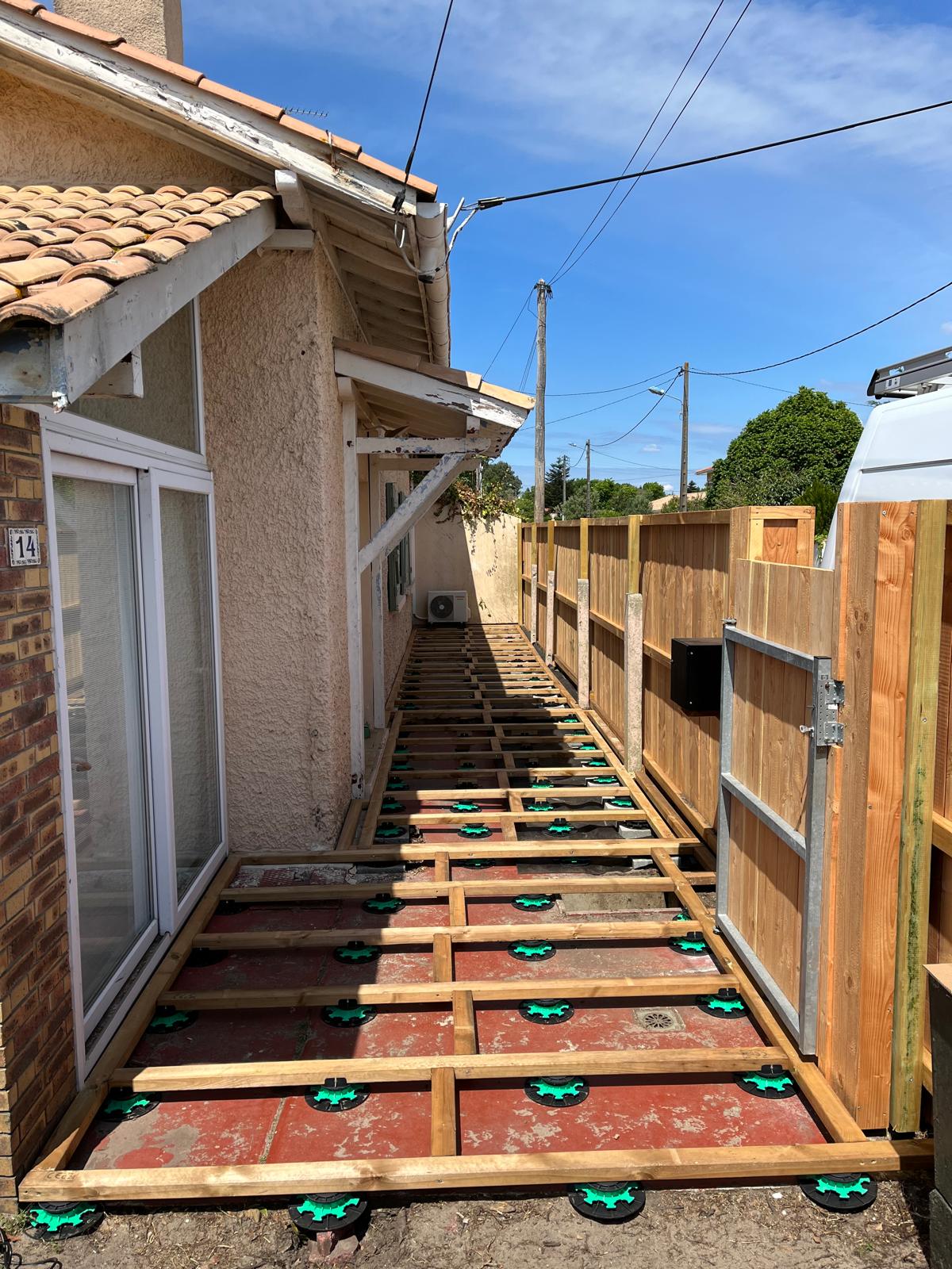 Détails de l'ossature de la terrasse en bois traité classe 4 pour une garantie de pérénitée à audenge