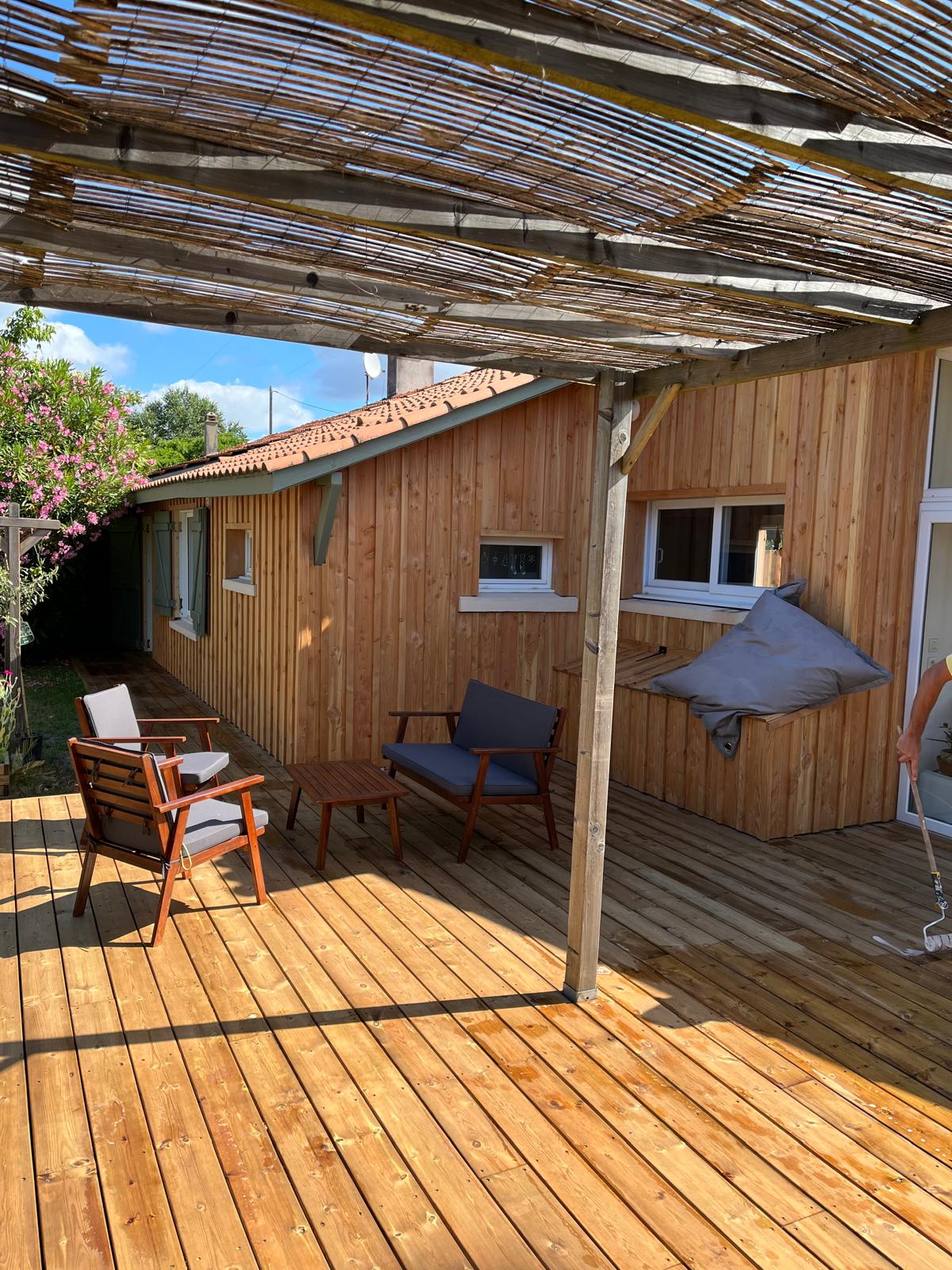 Magnifique résultat final de pose de bardage bois et terrasse bois par meacreations a audenge en Gironde proche du bassin d'arcachon