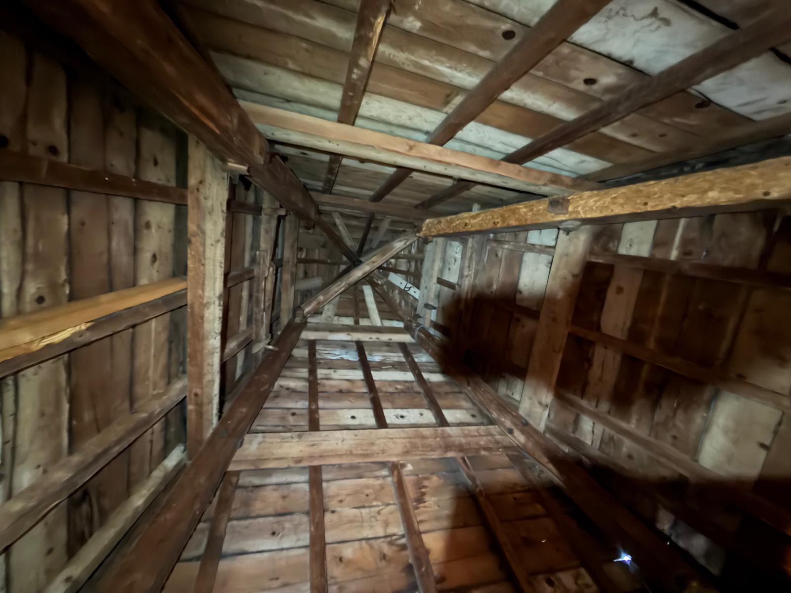 Pigeonnier d'un bâtiment ancien, traitement charpente par injection et pulvérisation réaliser par Méa Créations