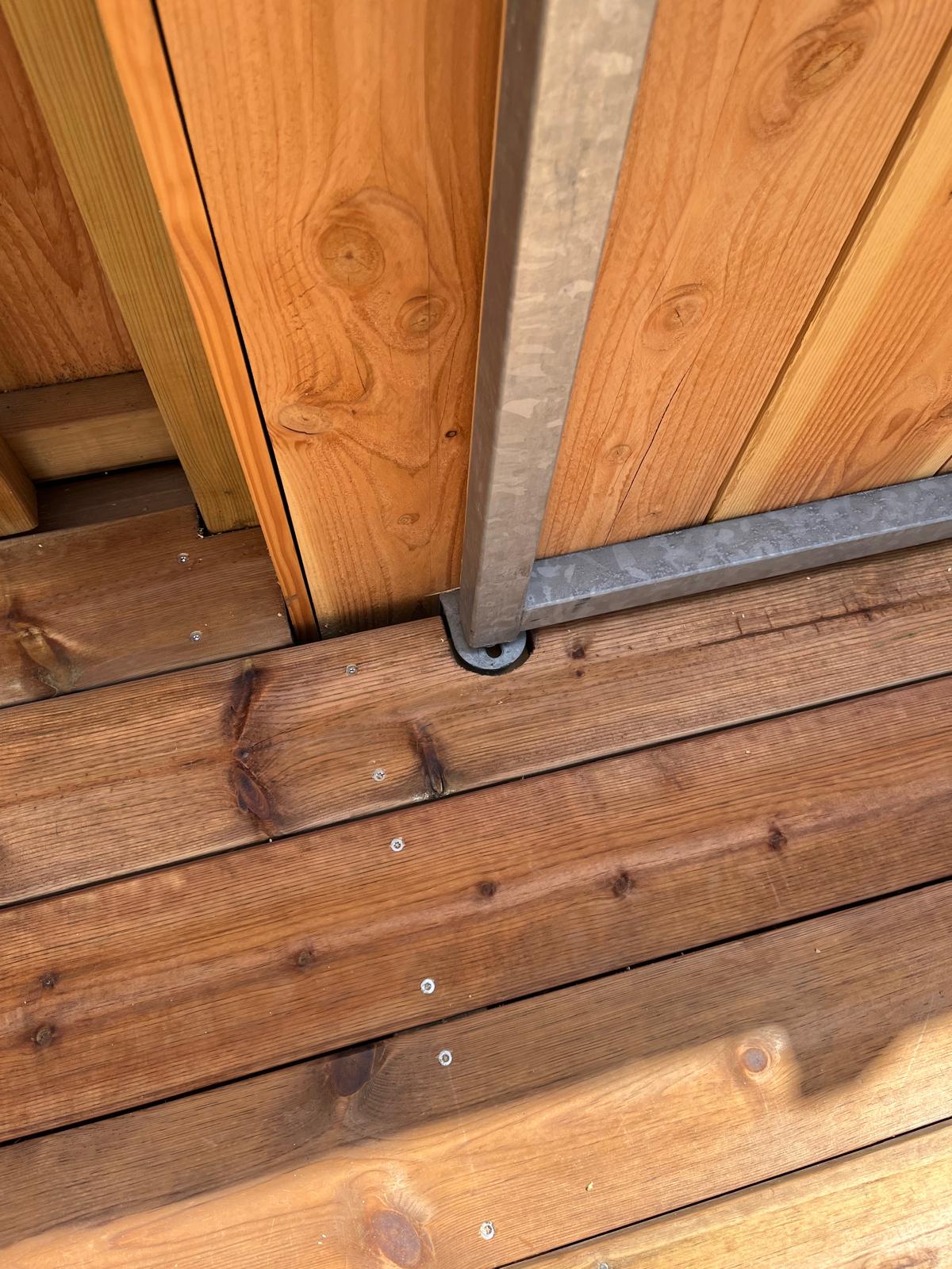 Détail d'une découpe de lame de terrasse en pin sylvestre traité classe 4 sur un chantier du bassin d'arcachon