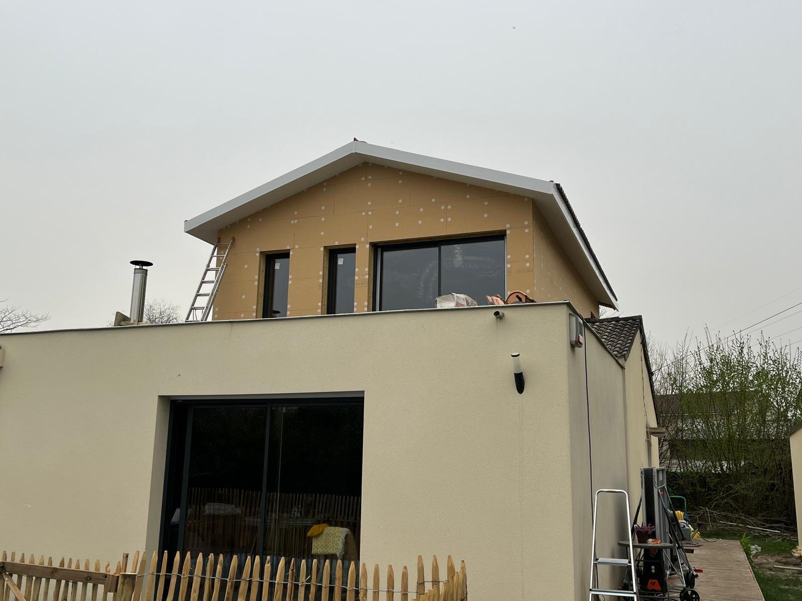 isolant en fibre de bois rigide posé sur cette maison surélevée à Gradignan en Gironde