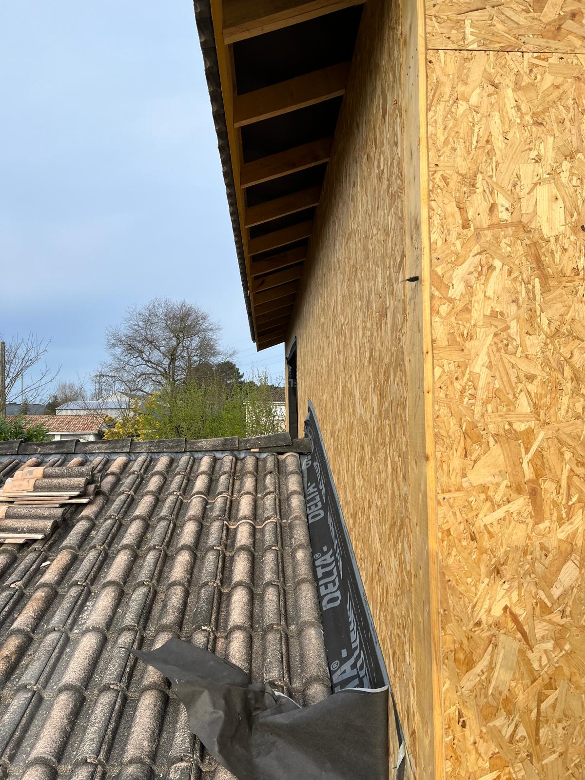 Murs ossature bois d'une maison surélevée, avant la pose d'un isolant par l'extérieur