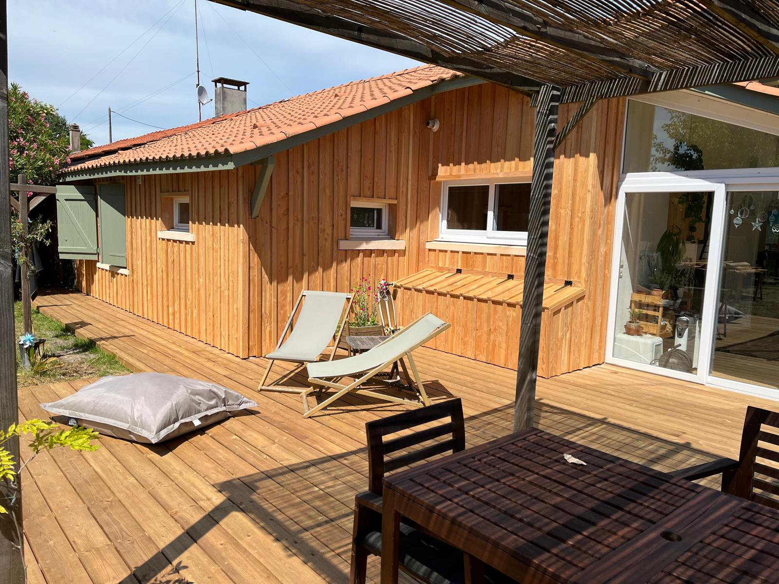 Maison avec bardage en Douglas et terrasse en bois après travaux à Audenge