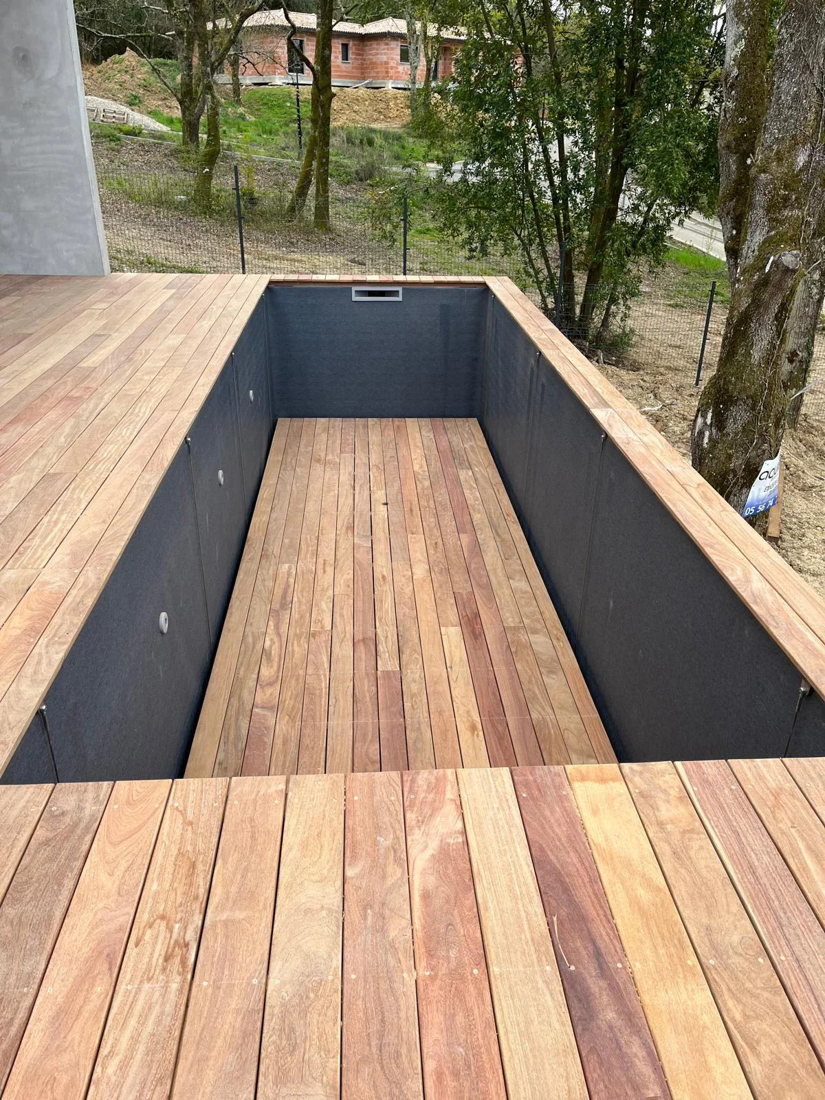 Terrasse en cumaru bois exotique avec plancher de la piscine amovible sur la commune de Boulic en Gironde realise par Mea creations