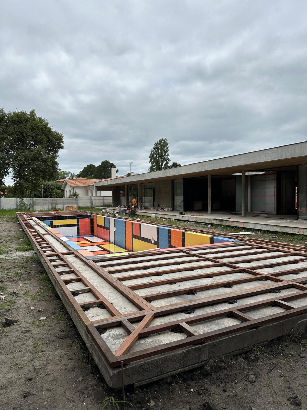 le avant d'une construction d'une terrasse en bois exotique à Pessac autour d'une piscine design par Mea Créations