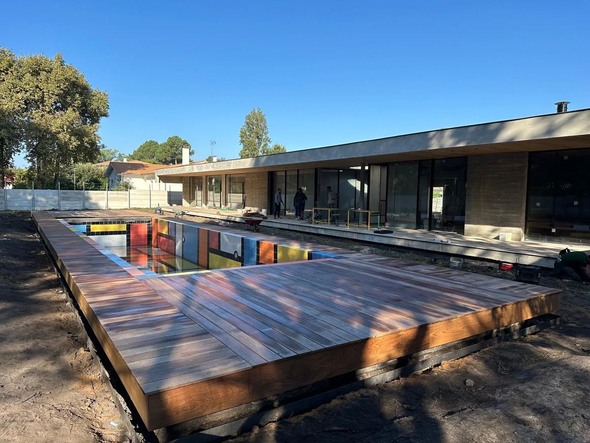 Réalisation d'une terrasse en bois exotique autour d'une piscine