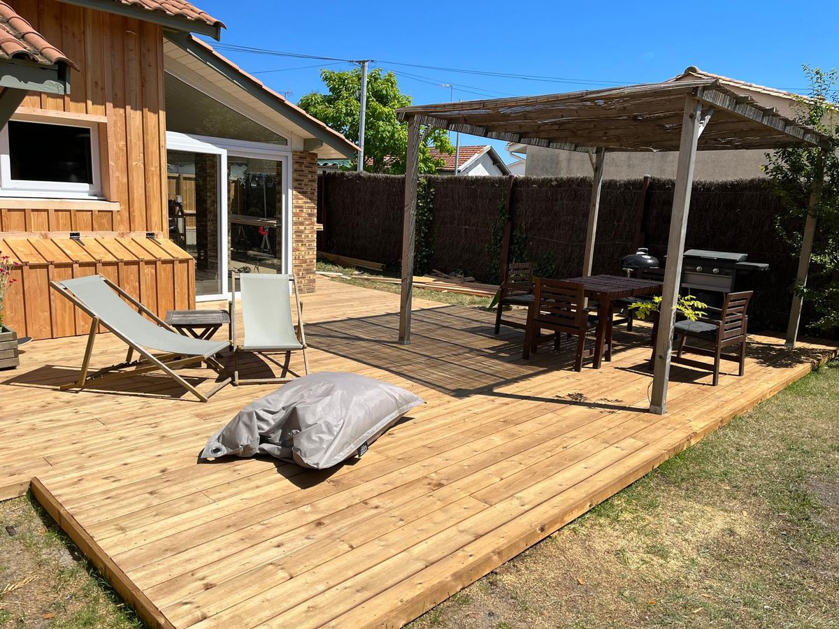 Chantier de bardage bois et terrasse bois fini sur la commune de Audenge en Gironde par meacreations