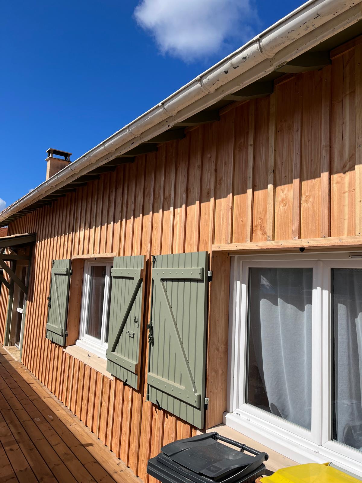 Travail soigné lors de la pose du bardage bois et terrasse bois de l'entreprise Mea Créations spécialiste du bois en Gironde