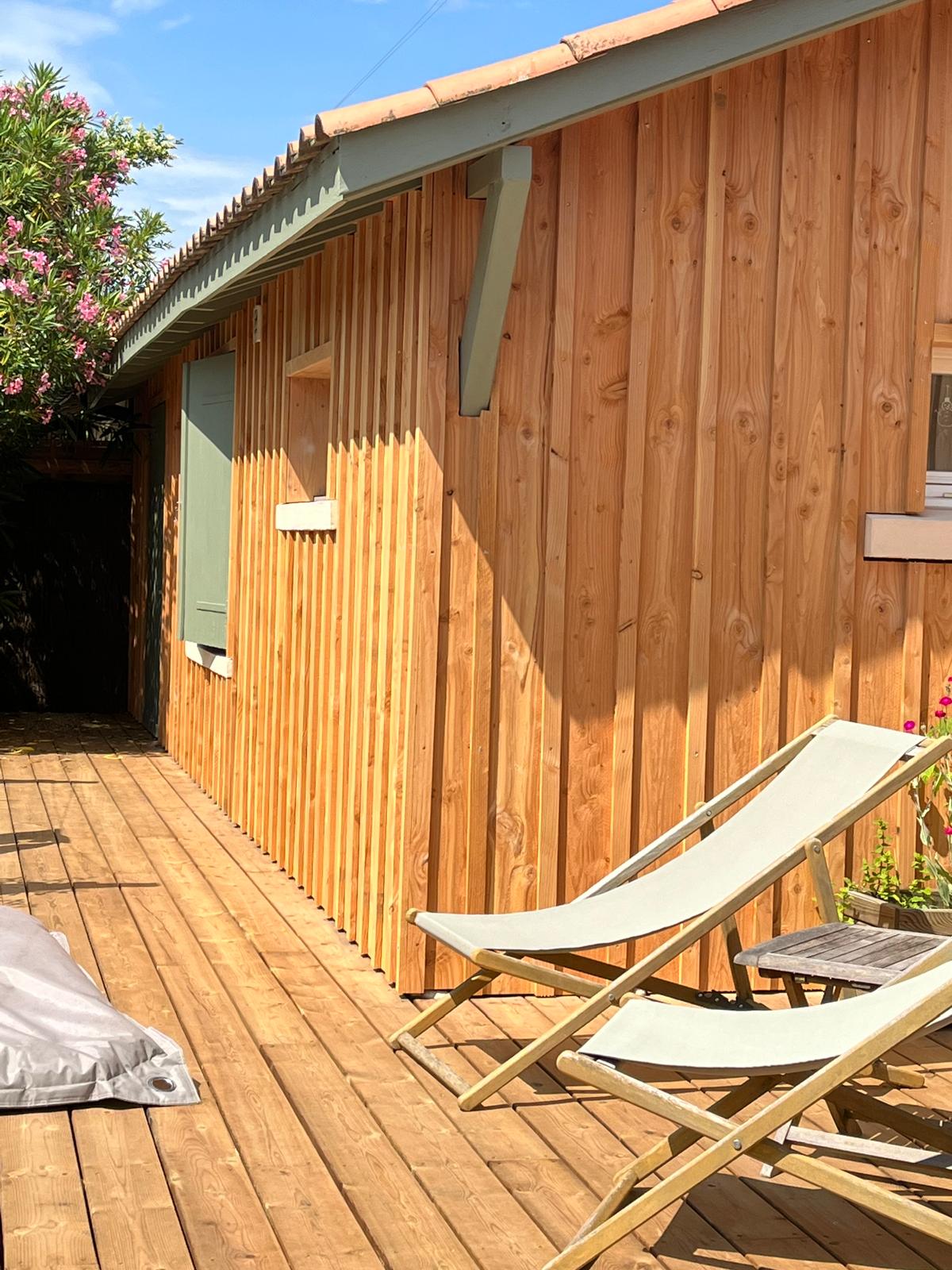 Un bardage de haute qualité une terrasse avec de belles finitions réalisés par l'entreprise meacreations sur le bassin d'arcachon