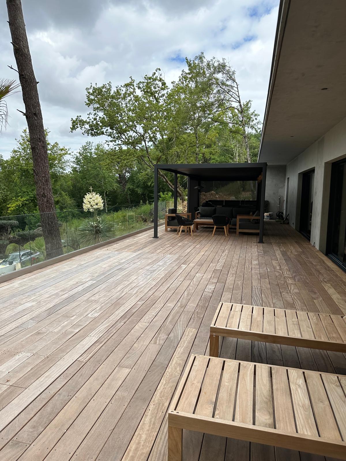 Aménagement en bois d'un coffre de volet de piscine à Biganos par Mea créations