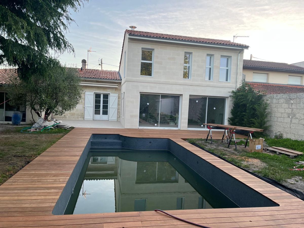 chantier terrasse bois exotique autour d'une piscine design