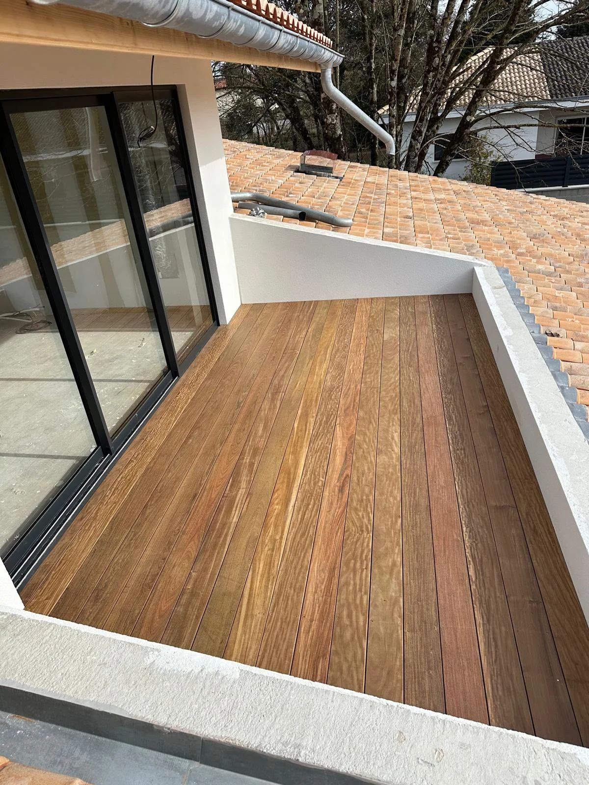 Terrasse en bois exotique posée par meacreations sur un balcon