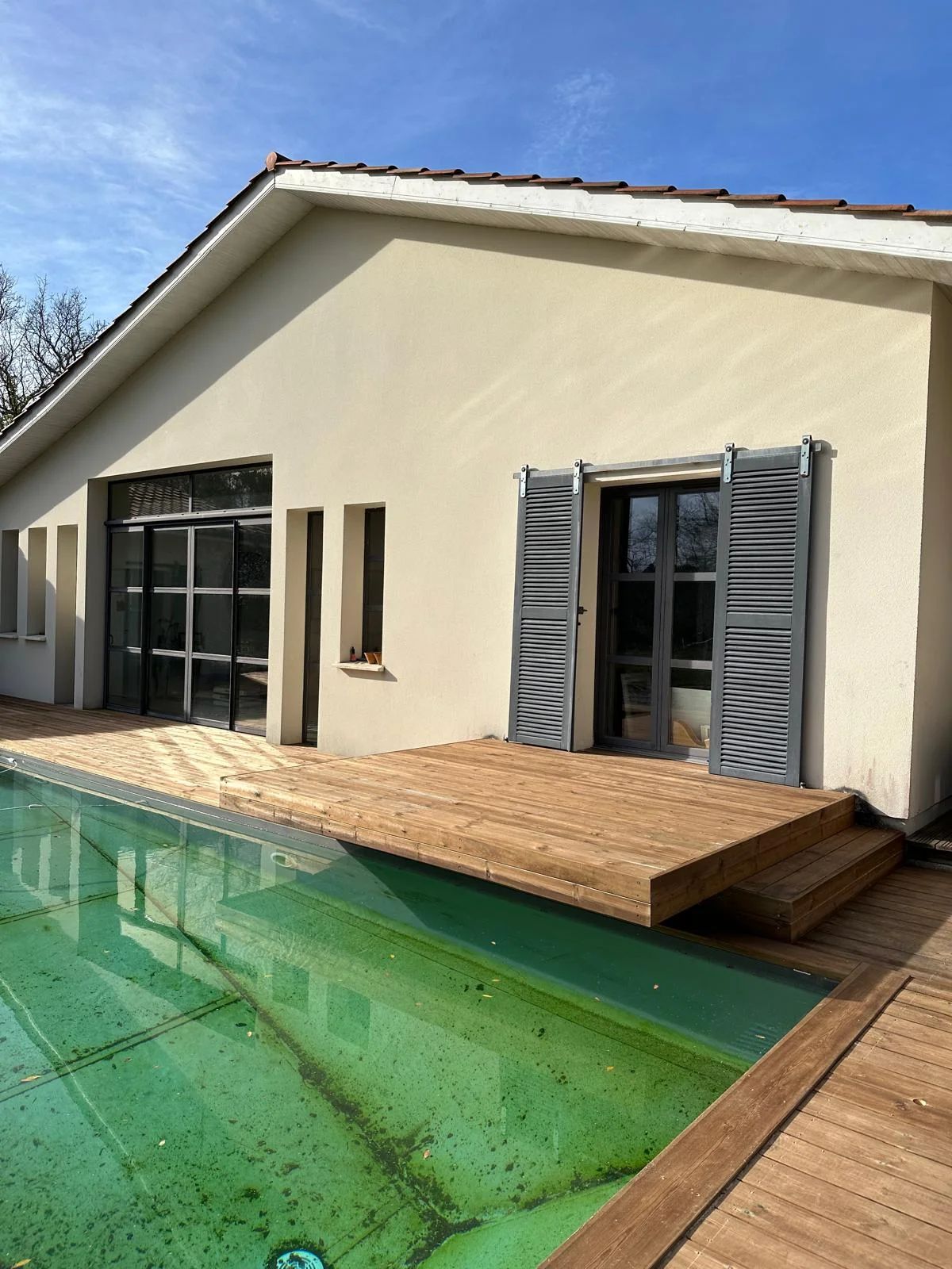 terrasse en boi suspendue au dessus d'une piscine réalisée par Mea Créations